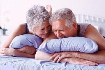 parella de anciáns na cama